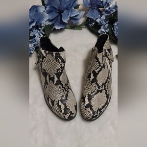 Arizona botien for women size 8.5